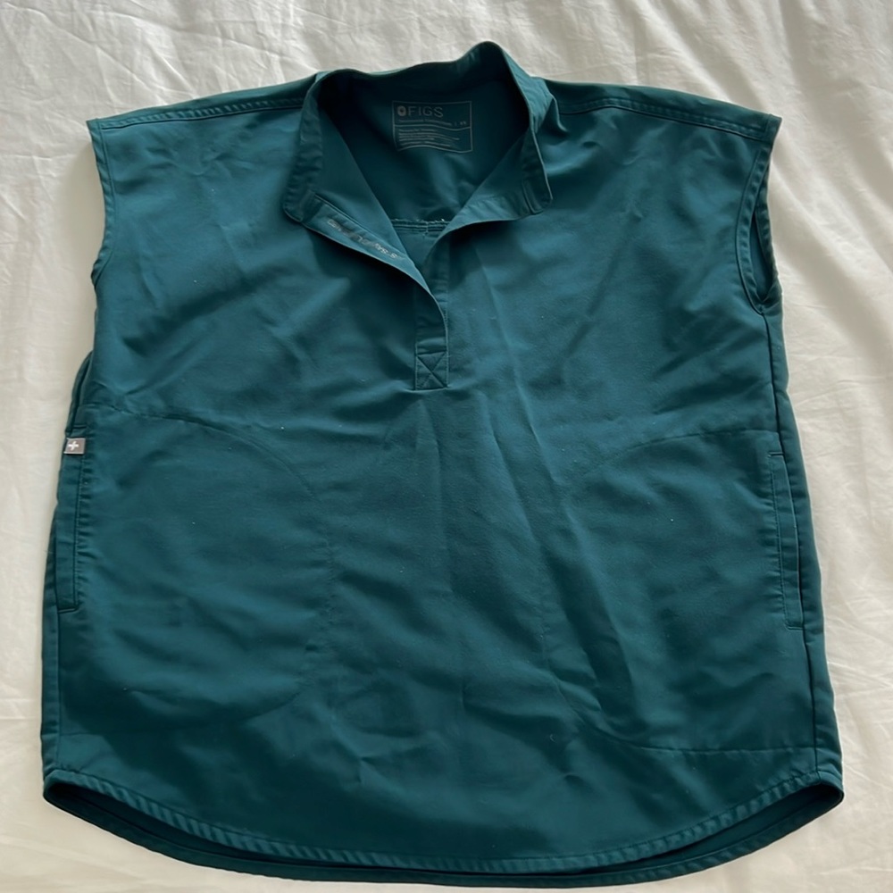 Figs Rafaela top and Zamora jogger petite scrub pants